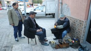 78 yaşındaki ayakkabı boyacısının çalışma azmi