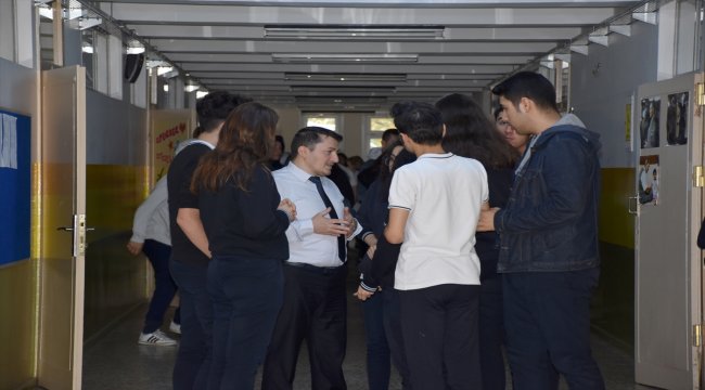 Aşık Veysel'i örnek alan öğretmen öğrencilerine ışık oluyor