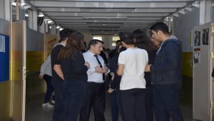 Aşık Veysel'i örnek alan öğretmen öğrencilerine ışık oluyor