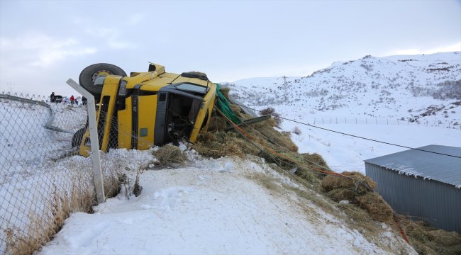 Bayburt'ta kamyon uçuruma devrildi: 1 yaralı