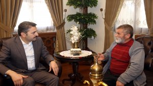 Belediye Başkanı Eroğlu, bulduğu altınları polise veren hurdacıyı kabul etti