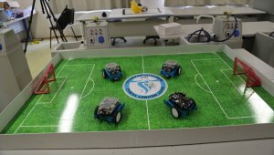 Dersi eğlenceli kılmak için "futbol oynayan robot" tasarladılar