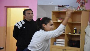Devamsızlık yapan öğrencilerine okulu sevdirdi