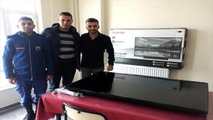 Gurbetçiler Mehmetçik'e televizyon hediye etti