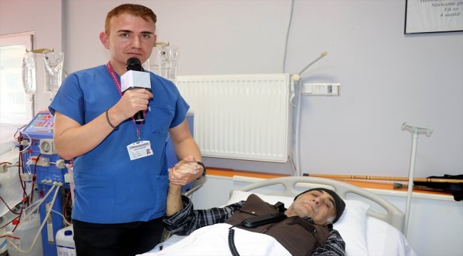 Hemşirelerden diyaliz hastalarına şarkılı moral