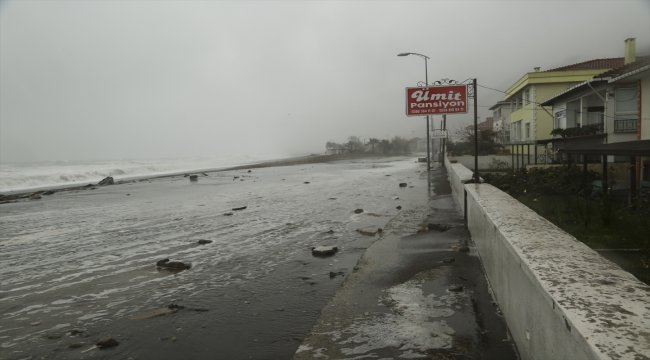 Karadeniz'de dalgalar sahil şeridinde zarar verdi