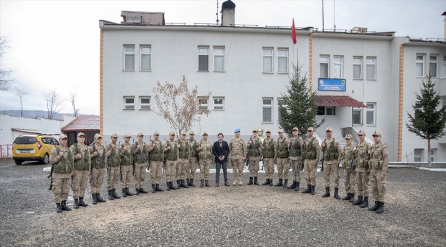 Kaymakam Tengir'den Mehmetçiğe moral ziyareti