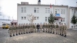 Kaymakam Tengir'den Mehmetçiğe moral ziyareti