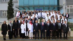 KBÜ Tıp Fakültesi öğrencileri beyaz önlük giydi
