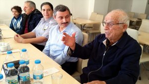 Kütüphane personeline yemekle veda etti