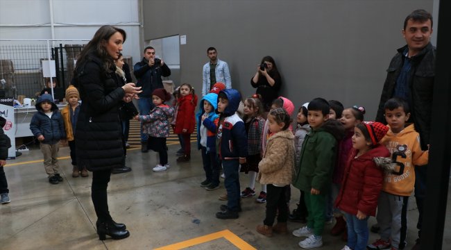 Minik öğrenciler telefon fabrikasında üretime katıldı