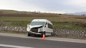 Öğrenci servisi istinat duvarına çarptı: 5 yaralı