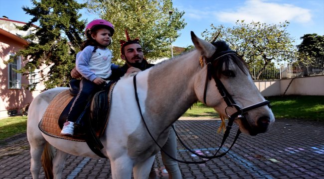 Okulları gezip çocuklara at sevgisi aşılıyorlar