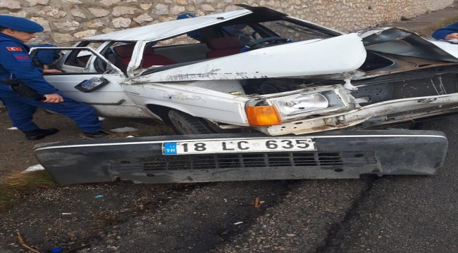 Otomobil refüje çarptı: 4 yaralı