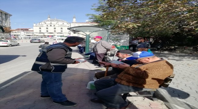 Polisler vatandaşlara broşür dağıttı