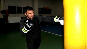 Şampiyon boksör, öğrencilerine spor sevgisi aşılıyor