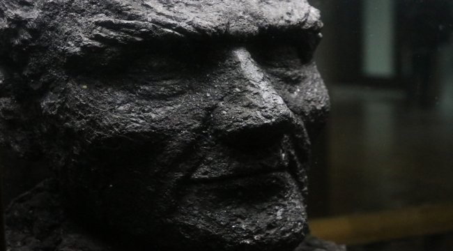 Taş kömüründen Atatürk büstüne büyük ilgi