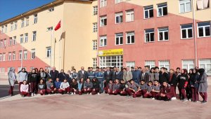 Tosya'da öğrenciler fidan dikti