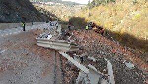Tuğla yüklü kamyon uçuruma devrildi: 2 ölü, 1 yaralı