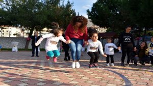 Unutulan sokak oyunlarını oynadılar