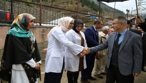 Vali Doruk, sınır köyünde görevli öğretmenleri ziyaret etti