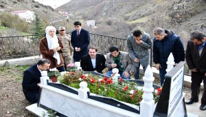 Vali Taşbilek'ten şehit Necmettin öğretmenin kabrine ziyaret