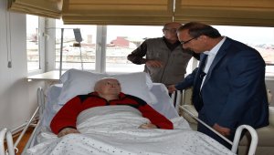 Vali Yavuz, gazeteci Engin'i ziyaret etti