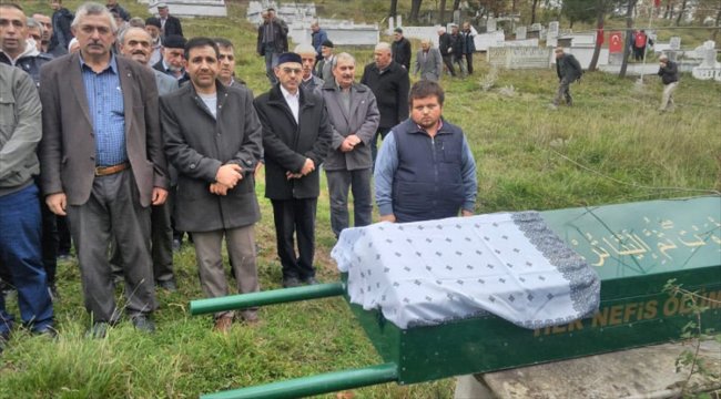 Yanan elbisesini söndürmek için üzerine kaynar su döken kadın öldü