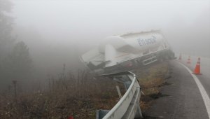 Yoldan çıkan tır vinçle çekildi