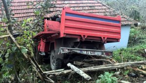 Zonguldak'ta kamyonet evin duvarına çarptı
