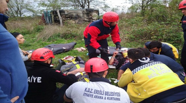Zonguldak'ta otomobil devrildi: 4 yaralı