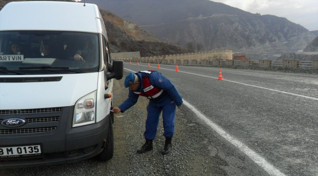 Artvin'de jandarmadan kış lastiği uygulaması