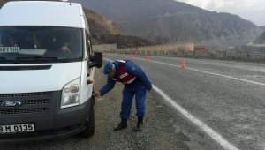 Artvin'de jandarmadan kış lastiği uygulaması