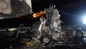 Artvin'de viyadüğün ayağına çarpan tırın sürücüsü öldü
