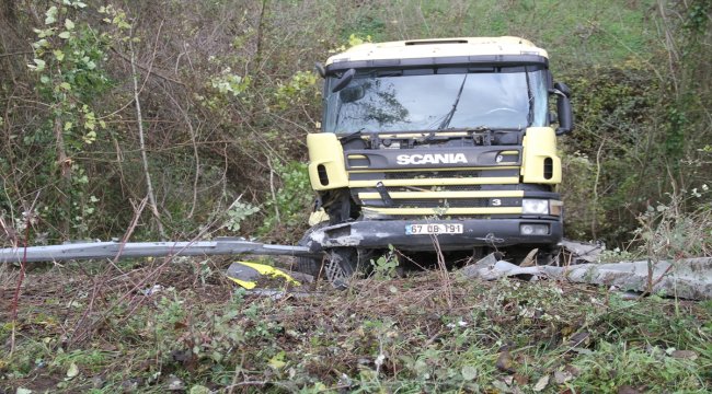 Bariyerleri kıran tır şarampole düştü: 1 yaralı