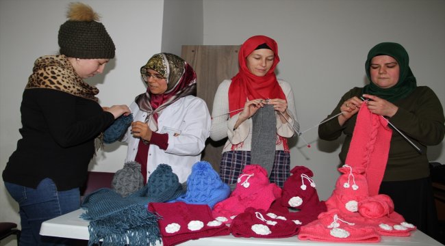 Bir atkı, bir bere ile gönül köprüsü kurdular