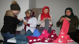 Bir atkı, bir bere ile gönül köprüsü kurdular