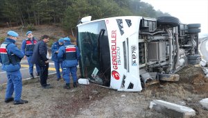 Bolu'da midibüs devrildi: 10 yaralı