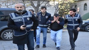 Boşanmak üzere olduğu eşini öldüren zanlı adliyeye sevk edildi