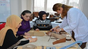 Deriden eşya yapan kadınlar aile bütçesine katkı sağlıyor