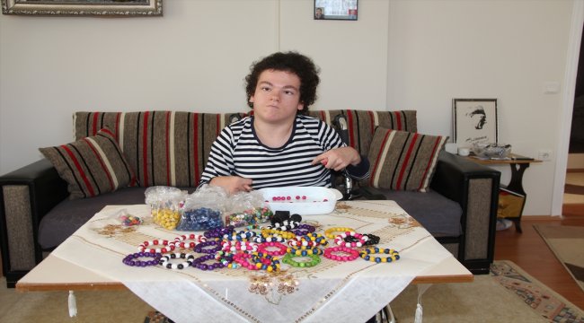 Engelli genç kız yaptığı bileklikleri satarak gelirini bağışlamak istiyor
