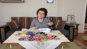 Engelli genç kız yaptığı bileklikleri satarak gelirini bağışlamak istiyor