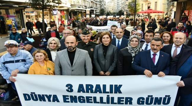 "Engelsiz yürüyüşe" katılan Vali tekerlekli sandalye kullandı