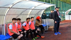 Eşine desteği tribünden değil kulübeden veriyor