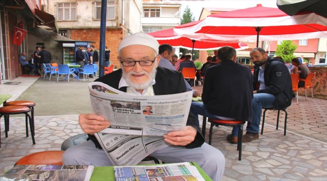 Gazete okuyabilmek için yaklaşık 8 kilometre yol katediyor