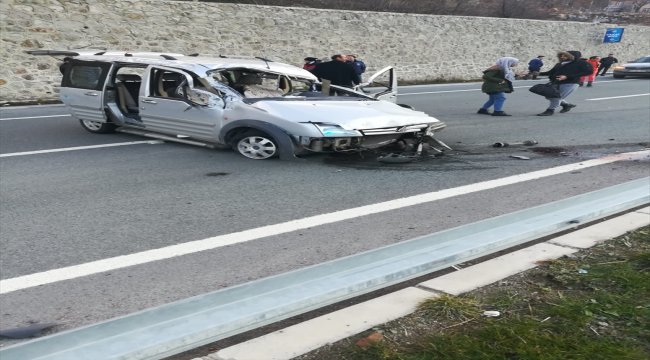 Gümüşhane'de hafif ticari araç refüje çarptı: 6 yaralı