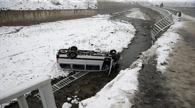 Trabzon'da minibüs dereye yuvarlandı: 17 yaralı