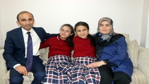 İkiz kardeşinin "eli ayağı" oldu