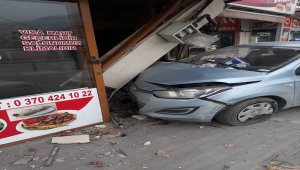 Karabük'te otomobil iş yerine girdi: 1 yaralı
