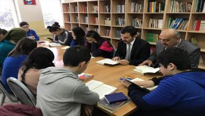 Kaymakam Koşal öğrencilerle kitap okudu